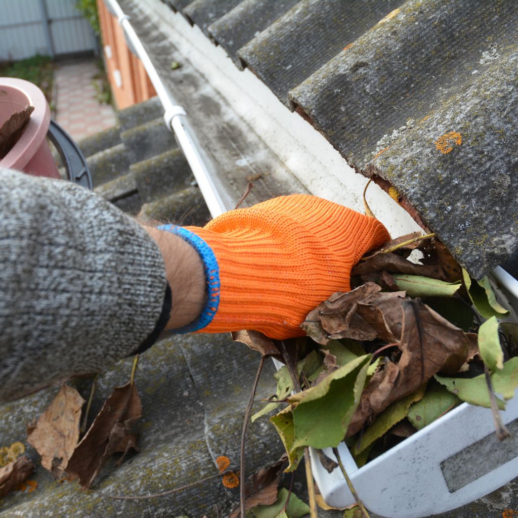 Homme qui effectue des travaux de zinguerie